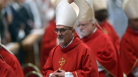 Patriarca Pierbattista Pizzaballa con membri delle comunità cristiane locali in Terra Santa