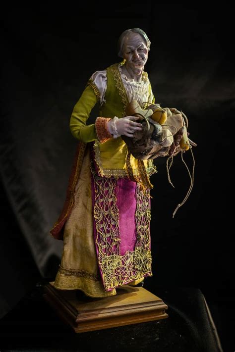 Dettaglio di un pastore del presepe napoletano, con abiti del Settecento.