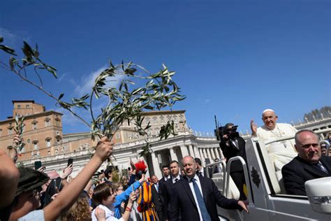 Foto di Papa Francesco che benedice i ramoscelli di ulivo in Piazza San Pietro durante la Domenica delle Palme
