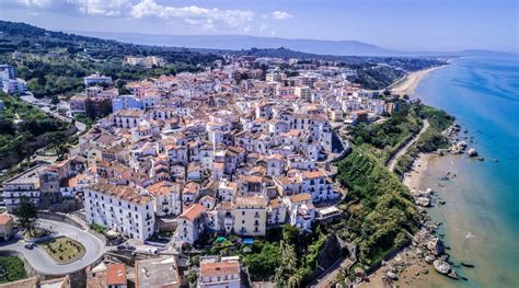 Panorama del centro storico di Rodi Garganico con vicoli stretti