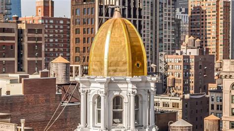 Dettaglio della cupola con decorazioni in oro.
