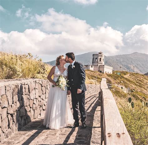 Coppia di sposi fotografata in stile reportage con vista sul lago