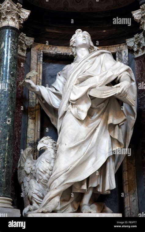 Statua di San Giovanni Evangelista nella Basilica di San Giovanni in Laterano