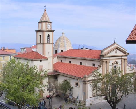 Veduta panoramica del centro storico di Lanusei con la Chiesa dei Santi Cosma e Damiano in primo piano