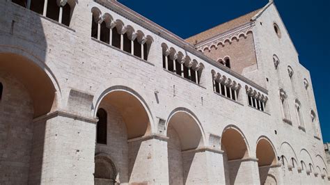 Dettaglio della facciata in mattoni a vista con archi ciechi del Santuario dei Santi Cosma e Damiano