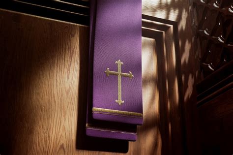 Sacerdote nel confessionale per il sacramento della riconciliazione