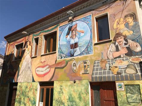Scorcio del borgo di Satriano di Lucania con murales