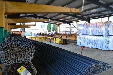 Foto panoramica del magazzino di materiali edili con esposizione di prodotti per l'edilizia e la finitura