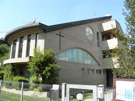 Foto panoramica di un centro di culto evangelico moderno