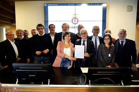 Foto dell'Assessore al Welfare della Regione Puglia Rosa Barone durante il convegno