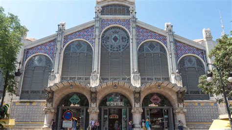 Mercado Central di Valencia addobbato per le festività natalizie