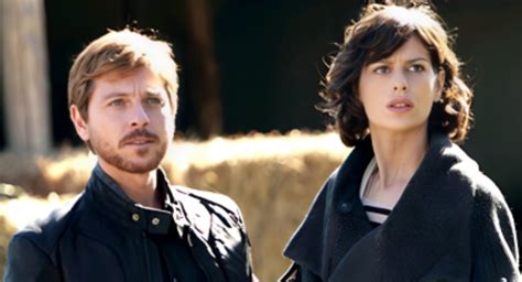 Foto di scena dei protagonisti Gabriel Antinori e Claudia Munari durante un'indagine