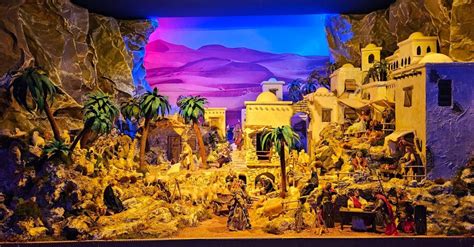 Presepe storico di Betlemme, architettura mediorientale e personaggi in abiti tradizionali