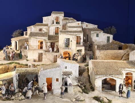 Presepe storico romano con architetture antiche e personaggi in stile barocco