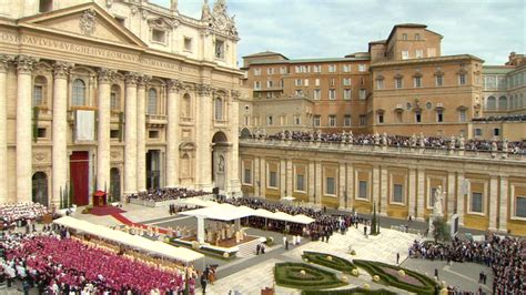 foto storica della cerimonia di canonizzazione in piazza San Pietro