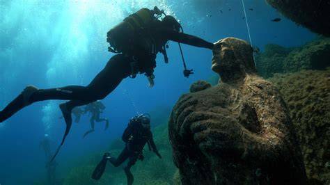 Foto subacquea della statua della Madonna del Naufrago posizionata sul fondale marino