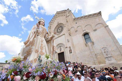 Processione di barche decorate con fiori durante la festa della Madonna del Naufrago