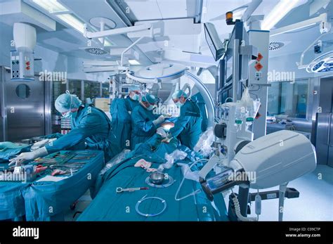 Interno sala operatoria di cardiochirurgia o schema di intervento cardiaco complesso