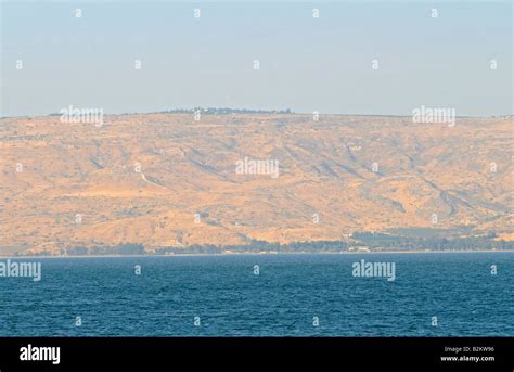 Foto storica e attuale della città di Tiberiade con vista sul porticciolo e le antiche mura