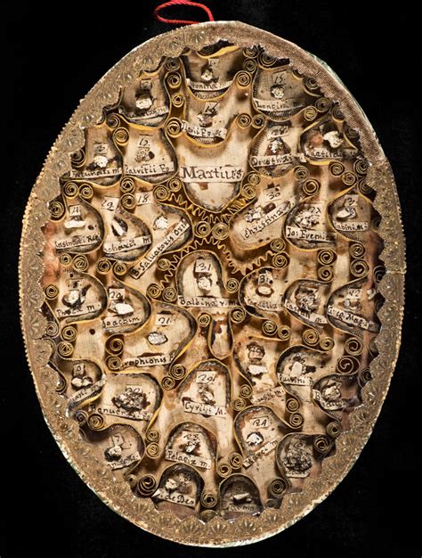 Collage di immagini di diversi reliquiari storici