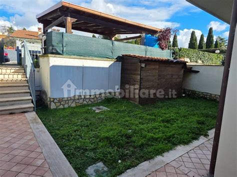 foto esterno Villa ad Albano Laziale con giardino