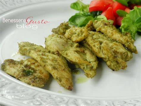 Foto di un piatto di pollo al pesto di basilico servito caldo con contorno di verdure