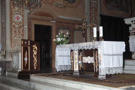 Foto di un altare di chiesa decorato con rose bianche e calle