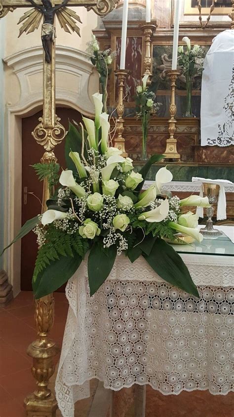 Composizione floreale elegante per altare con rose e gigli bianchi