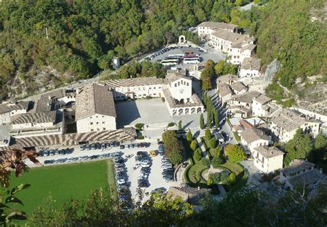 Foto dello Scoglio di Roccaporena e del Santuario