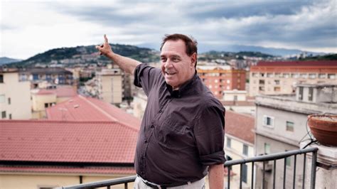 Ritratto fotografico di Clemente Mastella durante un intervento pubblico