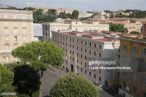 Vista esterna della Domus Sanctae Marthae con la Basilica di San Pietro sullo sfondo