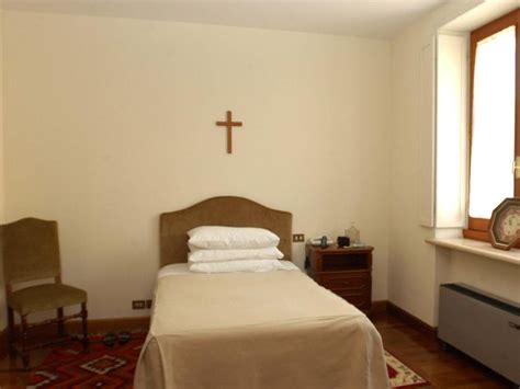 Interno di una stanza tipo della Domus Sanctae Marthae con arredi in legno