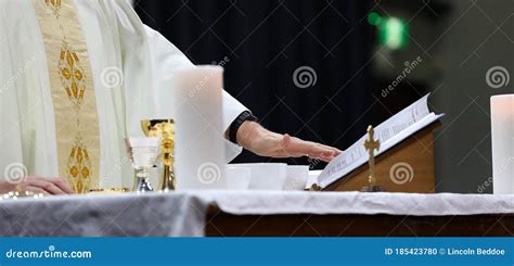 Sacerdote cattolico che celebra la messa in una chiesa