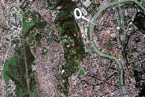 Immagine satellitare del Gargano che evidenzia la distinzione tra area verde e rocciosa