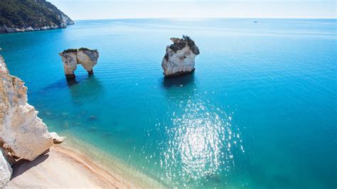 Dettagliate illustrazioni di alcune delle grotte menzionate sulla costa del Gargano