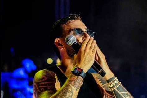 Rosario Miraggio sul palco con il pubblico