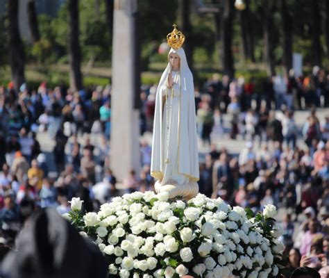 La statua della Madonna di Fatima durante il pellegrinaggio nei luoghi di sofferenza