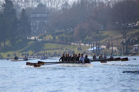 Foto di gozzi in competizione con i canottieri in piena azione