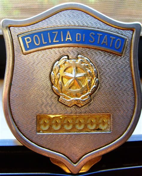 Stemma della Polizia di Stato italiana con doppia fiaccola incrociata