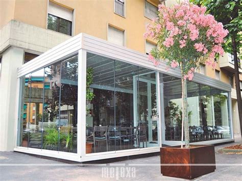 Ristorante Amunse: esterno con dehor in legno, gazebo nel cortile e sculture