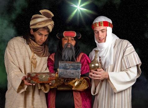 Illustrazione dei tre Magi con i loro doni (oro, incenso e mirra) che seguono la stella di Betlemme.