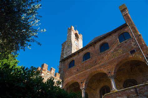 Veduta architettonica del complesso Giubileo che integra elementi moderni in vetro e acciaio con le storiche mura del Passetto di Borgo.