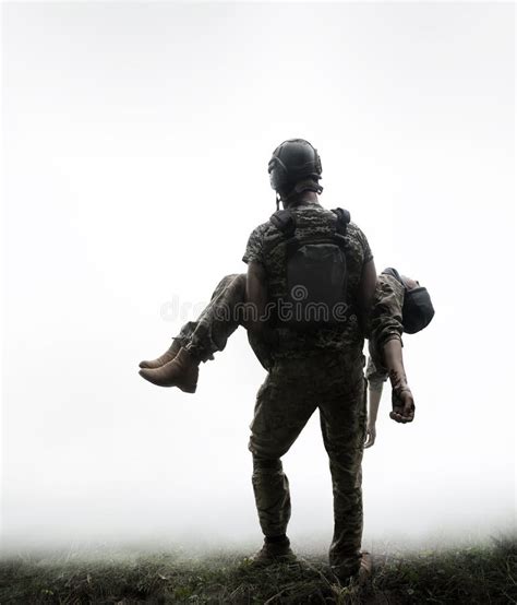 Raffigurazione di un soldato in battaglia, con un'espressione tesa e concentrata, per richiamare il concetto di paura in situazioni di pericolo.