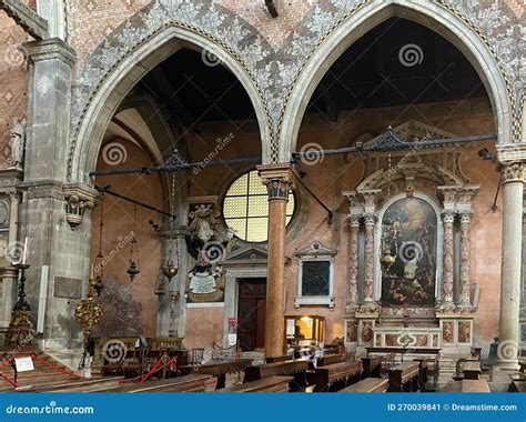 Interno della Chiesa di Santo Stefano con dettagli degli affreschi e delle statue
