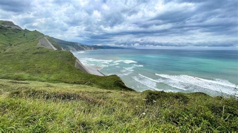 Foto panoramica della costa basca e dei sentieri montuosi del Cammino
