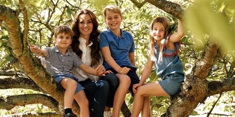 Collage di Kate Middleton ai battesimi dei suoi tre figli, mostrando la coerenza stilistica