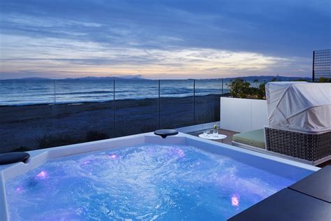 Giardino con Jacuzzi e vista mare di un appartamento vacanza