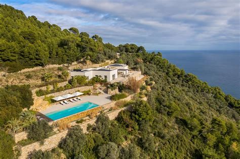 Villa con piscina e vista panoramica sulla costa ligure