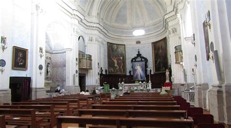 Interno della Basilica di San Bartolomeo Apostolo a Benevento, dove sono conservate le reliquie