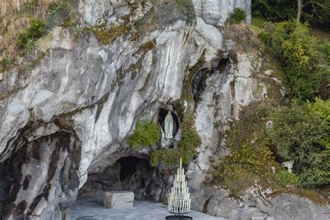 Illustrazione storica della grotta di Massabielle a Lourdes, luogo delle apparizioni mariane.
